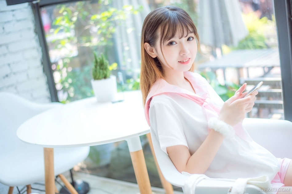 “这个没问题。”庞统微微舒了口气，幸好，吕征没有像他姐姐那样无法无天，要不然，庞统等人还真得头疼了。